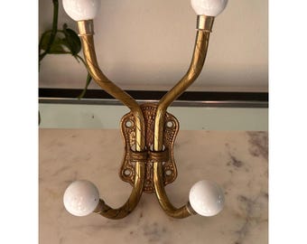Gancho de pared de latón vintage con 4 puntas de bola de cerámica blanca, estilo Hollywood Regency.