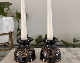 Par de lámparas de aceite, candelabros o jarrones pequeños de cerámica grabada.