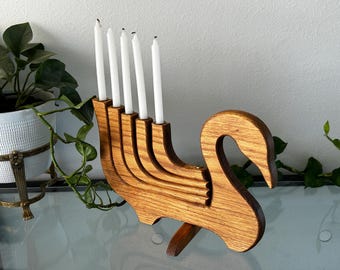 Candelabro plegable de madera con forma de cisne, estilo escandinavo, de mediados de siglo,