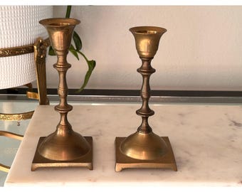 Candelabros de latón vintage, par, base cuadrada, soportes para velas cónicas de 6,25 pulgadas.