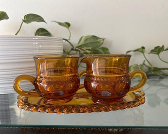 Vintage Indiana Glass Kings Crown Thumbprint Milchkännchen & Zucker Set Bernstein Glas 1950er Jahre Midcentury Glas Set mit Tablett MCM Unterhaltsam