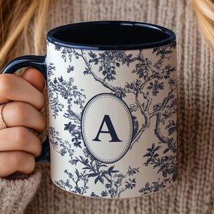 Mug personnalisé Initial – Toile bleu marine à thème Coquette | Tasse à café personnalisée, cadeau d'inspiration vintage pour elle, cadeau de mariage, adolescente