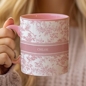 Caneca com nome personalizada – Design de Toile Rosa | Xícara de café personalizada, presente elegante de inspiração vintage para ela, lembrancinha de festa de casamento, para adolescentes