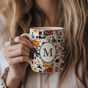 Taza personalizada con flores iniciales / Monograma personalizado con nombre de flor silvestre, taza de café, regalo para mamá, abuela, novia, despedida de soltera, inspiración vintage