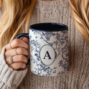 Taza personalizada con inicial: diseño coqueto de toile azul marino. Taza de café personalizada, regalo de inspiración vintage para ella, recuerdo de boda o adolescente.