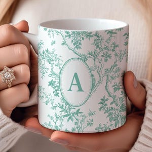 Caneca com Inicial Personalizada – Design Coquette em Toile de Menta | Caneca com Monograma Personalizada, Presente de Inspiração Vintage para Ela, Lembrancinha de Festa de Casamento, Menina Adolescente