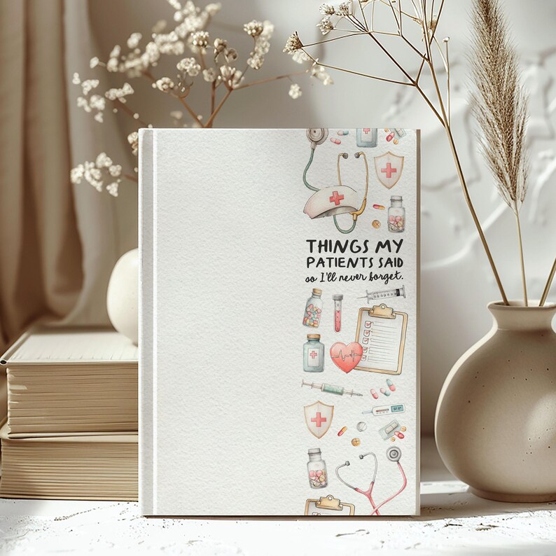 K&ouml;nnte beinhalten: Ein wei&szlig;es Notizbuch mit dem Text "THINGS MY PATIENTS SAID so I'll never forget." Ein dekorativer Rand zeigt medizinische Illustrationen, darunter ein Stethoskop, Pillen und ein Herzmonitor. Das Notizbuch wird mit dekorativen Blumen pr&auml;sentiert.