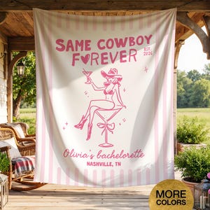以下が含まれることがあります： 「SAME COWBOY FOREVER」と「EST. 2026」の文字が入った、白とピンクのストライプ柄の独身パーティーバナー。カウボーイハットとブーツを履き、マティーニグラスを持った女性のピンク色のイラストが特徴です。バナーには「Olivia's bachelorette」と「Nashville, TN」も含まれています。
