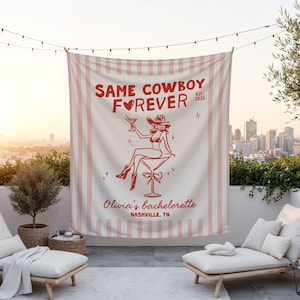 以下が含まれることがあります： 「SAME COWBOY FOREVER」の文字と、カウボーイハットをかぶった女性がカクテルを持っているグラフィックが描かれた、白とピンクのストライプのタペストリー。「Olivia's bachelorette, Nashville, TN」の文字も含まれています。