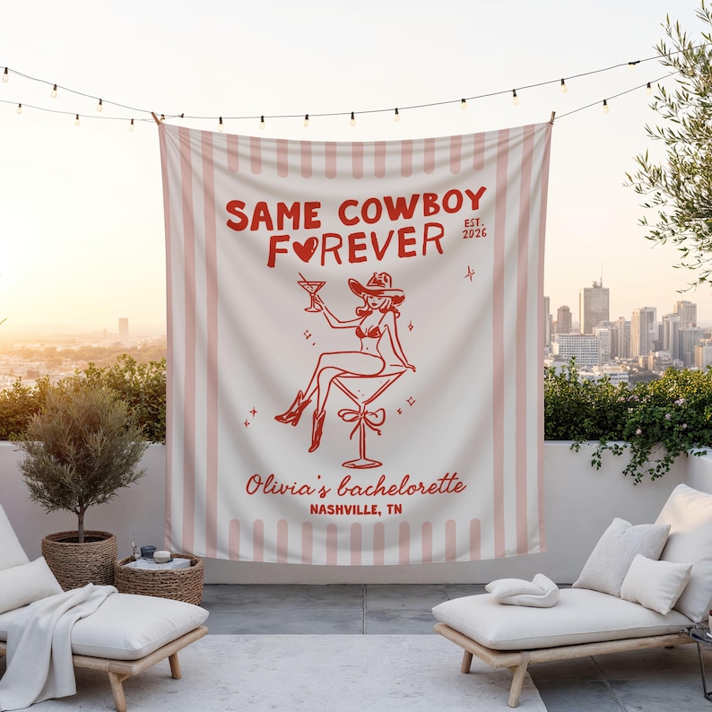 以下が含まれることがあります： 「SAME COWBOY FOREVER」の文字と、カウボーイハットをかぶった女性がカクテルを持っているグラフィックが描かれた、白とピンクのストライプのタペストリー。「Olivia's bachelorette, Nashville, TN」の文字も含まれています。