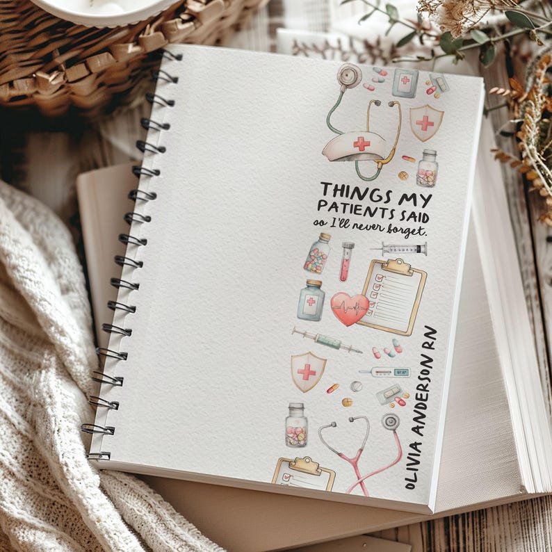 K&ouml;nnte beinhalten: Ein Spiralnotizbuch mit wei&szlig;em Einband mit einem Aquarelldesign von medizinischen Ger&auml;ten. Der Text "THINGS MY PATIENTS SAID so I'll never forget" ist auf dem Einband aufgedruckt, zusammen mit dem Namen "OLIVIA ANDERSON RN".