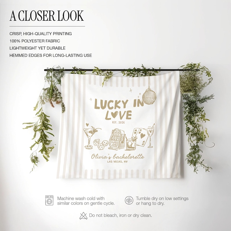 Pode incluir: Uma tape&ccedil;aria listrada em branco e bege com o texto "Lucky in Love" e "Olivia's bachelorette Las Vegas, NV". A tape&ccedil;aria tem ilustra&ccedil;&otilde;es de coquet&eacute;is, dados, cartas de baralho e uma bola de discoteca. O texto "Est. 2026" tamb&eacute;m est&aacute; inclu&iacute;do.