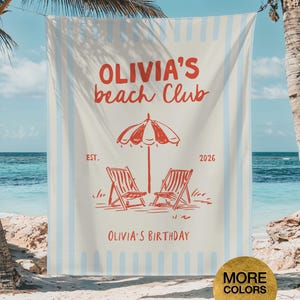 Puede incluir: Una toalla de playa rectangular con fondo crema y rayas verticales azul claro. El diseño incluye el texto en rojo OLIVIA'S beach Club, EST. 2026 y OLIVIA'S BIRTHDAY, centrado con un dibujo lineal en rojo de una sombrilla de playa y dos sillas.