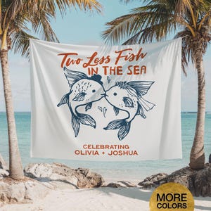 Arazzo "Due pesci in meno nel mare" - Sfondo personalizzato per fidanzamento, cartello per addio al nubilato/celibato, striscione per la festa di matrimonio, decorazioni nautiche.
