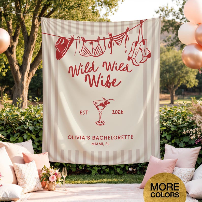 Puede incluir: Una pancarta a rayas beige y blancas con ilustraciones rojas de un sombrero de vaquero, lencer&iacute;a y botas colgadas de un tendedero. La pancarta dice "Wild Wild Wife" y "Olivia's Bachelorette, Miami, FL."