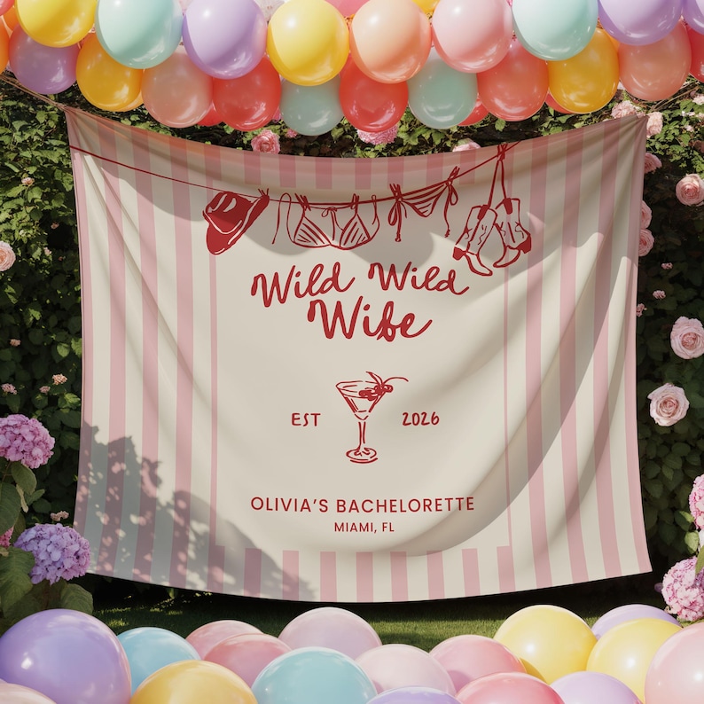 Puede incluir: Una pancarta a rayas rosas y blancas con el texto "Wild Wild Wife" y "Olivia's Bachelorette Miami, FL". La pancarta presenta ilustraciones de un sombrero de vaquero, lencer&iacute;a y botas. Globos de colores est&aacute;n dispuestos arriba y abajo de la pancarta.