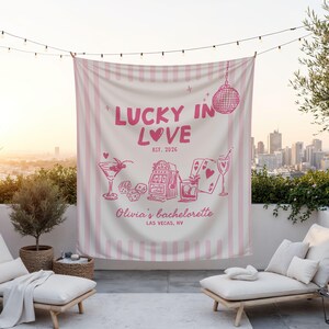 Pode incluir: Um cen&aacute;rio listrado em rosa e branco com o texto "LUCKY IN LOVE" e "Olivia's bachelorette Las Vegas, NV". O design inclui ilustra&ccedil;&otilde;es de um coquetel, dados, uma m&aacute;quina ca&ccedil;a-n&iacute;queis, cartas de baralho e uma bola de discoteca.