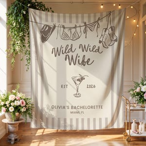 Puede incluir: Un tel&oacute;n de fondo a rayas beige y gris con el texto "Wild Wild Wife" y "Olivia's Bachelorette Miami, FL". El dise&ntilde;o incluye ilustraciones de un sombrero de vaquero, un bikini y botas. Tambi&eacute;n se presenta una copa de c&oacute;ctel.