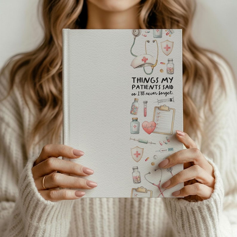 K&ouml;nnte beinhalten: Ein wei&szlig;es Notizbuch mit dem Text "THINGS MY PATIENTS SAID so I'll never forget." Das Notizbuch hat ein Aquarelldesign mit medizinischen Werkzeugen und Symbolen auf der rechten Seite, darunter ein Stethoskop, Pillen und ein Herz.