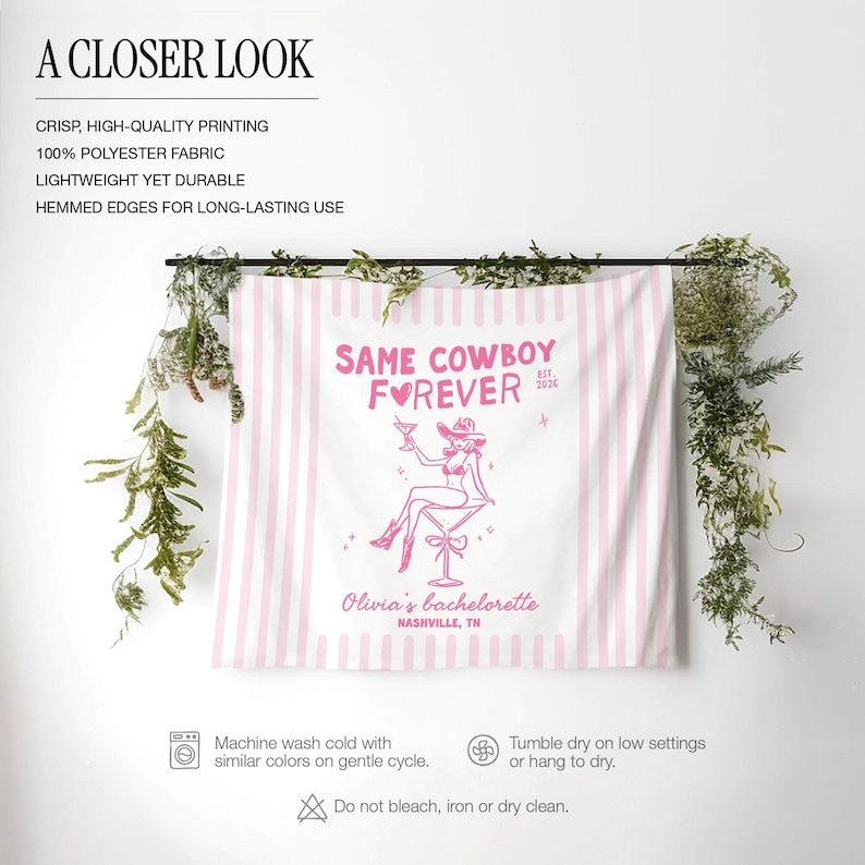 以下が含まれることがあります： ピンクと白のストライプ柄の布製バナーで、「SAME COWBOY FOREVER」の文字とカウボーイハットをかぶった女性のグラフィックが描かれています。バナーには「Olivia's bachelorette, Nashville, TN」の文字も含まれています。