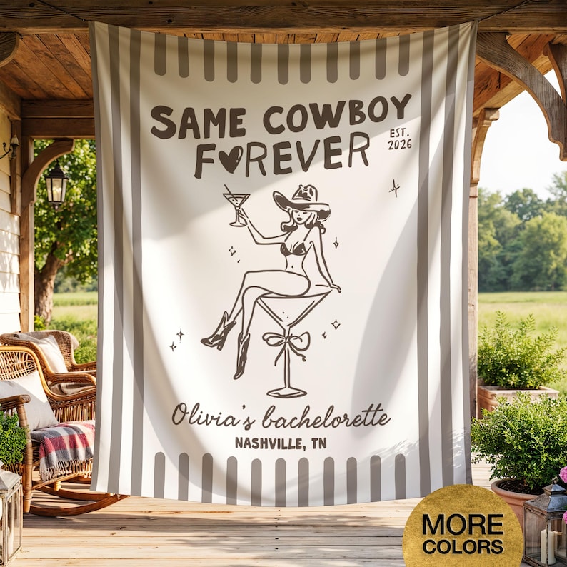 以下が含まれることがあります： 「SAME COWBOY FOREVER」と「Olivia's bachelorette NASHVILLE, TN」の文字が入った白とグレーのストライプのバナー。カウボーイハットをかぶった女性がマティーニグラスに座っている黒いイラストが特徴です。