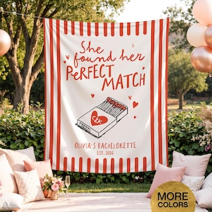 Könnte beinhalten: Weißes Banner mit roten Streifen und dem Text "She found her PERFECT MATCH". Unter dem Text befindet sich eine Streichholzschachtel-Illustration mit den Initialen "C&K" in einem Herzen. Auf dem Banner steht auch "OLIVIA'S BACHELORETTE EST. 2026".