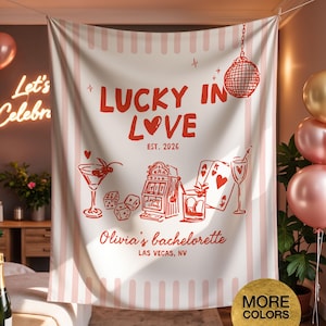 Pode incluir: Uma tape&ccedil;aria listrada em branco e rosa com o texto "LUCKY IN LOVE" e "EST. 2026" em vermelho. O design inclui ilustra&ccedil;&otilde;es de um coquetel, dados, uma m&aacute;quina ca&ccedil;a-n&iacute;queis, cartas de baralho, uma ta&ccedil;a de vinho e uma bola de discoteca. O texto "Olivia's bachelorette LAS VEGAS, NV" tamb&eacute;m est&aacute; presente.
