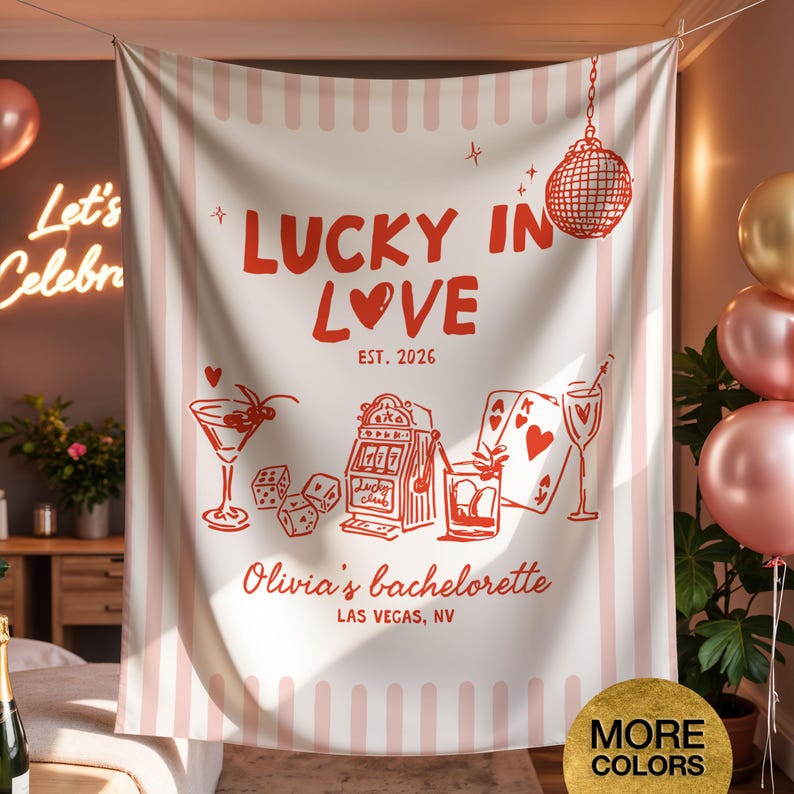 Pode incluir: Uma tape&ccedil;aria listrada em branco e rosa com o texto "LUCKY IN LOVE" e "EST. 2026" em vermelho. O design inclui ilustra&ccedil;&otilde;es de um coquetel, dados, uma m&aacute;quina ca&ccedil;a-n&iacute;queis, cartas de baralho, uma ta&ccedil;a de vinho e uma bola de discoteca. O texto "Olivia's bachelorette LAS VEGAS, NV" tamb&eacute;m est&aacute; presente.