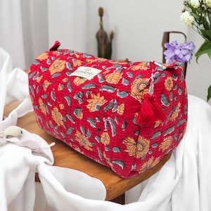 Trousse matelassée imperméable, légère, douce et pratique - Trousse à maquillage ou de toilette. En coton impression blockprint.