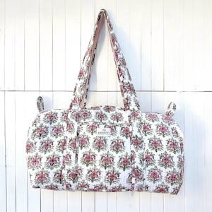 Große, leichte und praktische gesteppte WEEKEND-Tasche. Bowling-Sport-Strandtasche, trendiger Blumendruck - breite Griffe, über der Schulter zu tragen