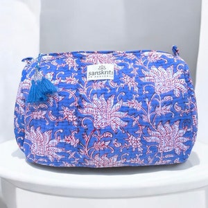 Trousse matelassée imperméable, légère, douce et pratique - Trousse à maquillage ou de toilette. En coton impression blockprint.