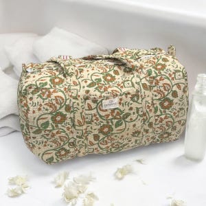 Grand sac WEEK-END matelassé. Duffle bag de sport tendance impression motifs fleuris indien - larges anses, porté épaule