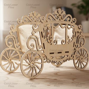 Op de afbeelding: Een decoratieve houten koets met ingewikkelde uitgesneden details. De koets heeft grote spaakwielen, een gedetailleerde carrosserie en sierlijke krullen. De natuurlijke houtkleur geeft het een rustieke en elegante uitstraling. De koets is ontworpen voor decoratieve doeleinden.