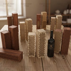 Peut inclure: Diverses boîtes à vin en bois de différentes teintes de marron, avec des motifs découpés au laser. Une bouteille de vin sombre est présentée parmi les boîtes. Les boîtes sont rectangulaires et varient en hauteur et en motif. Le texte "CozyLaser Files" est visible.