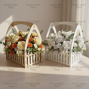 Może przedstawiać: Dwa dekoracyjne drewniane kosze na kwiaty. Jeden jest z naturalnego drewna, drugi biały. Oba mają uchwyt i listwową konstrukcję. Kosze są wypełnione różami i zielenią. Widoczny jest tekst "CozyLaser Files".