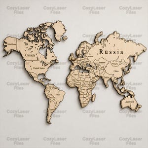Puede incluir: Un mapa del mundo de madera con fronteras y etiquetas de países, incluyendo "Canadá", "Estados Unidos" y "Rusia". El mapa es de madera clara y es un elemento decorativo.