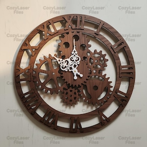Puede incluir: Un reloj de pared redondo de madera con diseño de engranajes. El reloj presenta números romanos y manecillas blancas decorativas. El reloj está hecho de madera marrón oscuro y tiene el texto "CozyLaser Files" repetido en el borde.