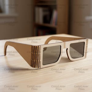 Könnte beinhalten: Sonnenbrille mit Holzrahmen und dunklen Gläsern. Die Fassungen bestehen aus hellem Holz und weisen ein einzigartiges Design mit vertikalen Aussparungen an den Seiten auf. Der Text "CozyLaser Files" ist sichtbar.