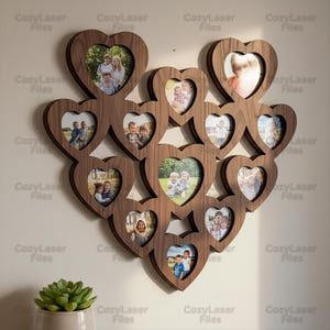 Könnte beinhalten: Ein herzförmiger Fotorahmen aus Holz mit mehreren herzförmigen Öffnungen, die jeweils ein Foto enthalten. Der Rahmen besteht aus dunkelbraunem Holz und ist an einer hellen Wand befestigt. Die Fotos zeigen verschiedene Personen.