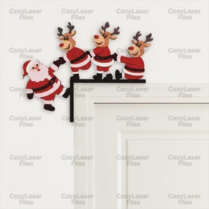 Może przedstawiać: Świąteczna dekoracja na narożną półkę z Mikołajem i trzema reniferami. Figurki są w kolorach czerwonym, czarnym i białym, z Mikołajem po lewej stronie i reniferami po prawej. Półka jest czarna i przeznaczona do rogu.
