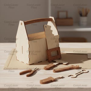 Pode incluir: Uma caixa de ferramentas de brinquedo de madeira com uma alça e um conjunto de mini-ferramentas. A caixa de ferramentas é de cor clara com uma alça de madeira escura. As ferramentas incluem alicates, uma chave de fenda, uma chave inglesa e uma serra. O texto "CozyLaser Files" é visível.