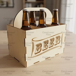 Könnte beinhalten: Ein Bierkasten aus Holz mit vier braunen Glasflaschen. Der Kasten ist aus hellem Holz gefertigt und trägt den Schriftzug "BEER" in einer dekorativen Schriftart. Der Kasten hat einen Griff zum einfachen Tragen.