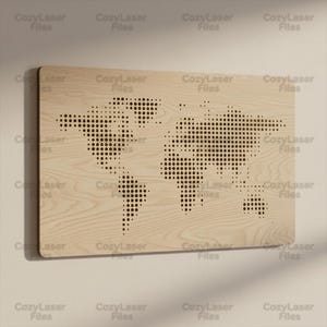 Puede incluir: Un mapa del mundo de madera de color claro con forma rectangular. El mapa presenta un patrón de puntos para representar los continentes y países. El texto "CozyLaser Files" se repite alrededor de los bordes del mapa.
