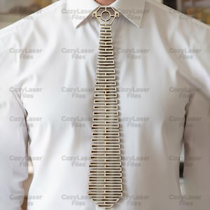 Pode incluir: Uma gravata de madeira com um design geométrico, usada sobre uma camisa branca. A gravata é feita de madeira clara e apresenta uma série de cortes horizontais e verticais. O texto "CozyLaser Files" é repetido na camisa.