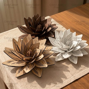 Peut inclure: Trois sculptures de fleurs de lotus en bois, dans des tons de marron et de blanc. Les fleurs présentent des motifs de pétales détaillés et sont disposées sur une surface de couleur neutre. Les sculptures sont décoratives et conviennent à la décoration intérieure.