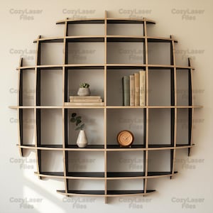Op de afbeelding: Een modern, rond houten rek met een zwart interieur en een licht houten frame. Het rek is gevuld met boeken, een kleine vetplant, een vaas met groen en een houten klok. De tekst "CozyLaser Files" wordt herhaald rond de randen.