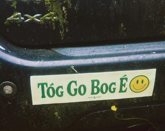 Tóg Go Bog É - Irlandais | Autocollant en vinyle | Allez-y doucement | Cadeaux irlandais | Sticker Gaeilge (29 x 7,5 cm)