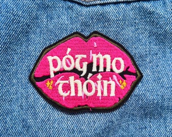 Póg Mo Thóin Patch - Irish Language iron-on Embroidery Patch / Kiss My Ass | Paiste Gaeilge | Irish Gifts | (7x5cm)
