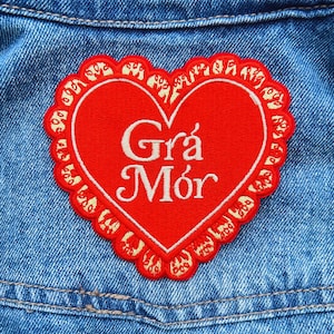 Grá Mór パッチ - アイルランド語アイロン接着刺繍ワッペン |パイステ・ガイルゲ |ゲイルゲギフト |アイルランドの贈り物 | (9×10cm)