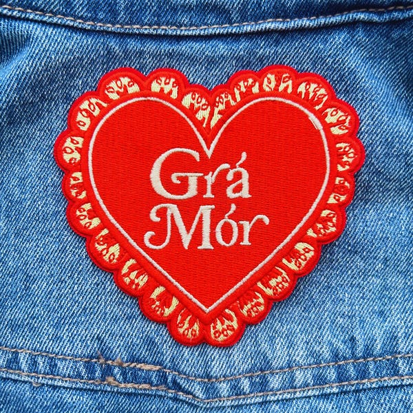 Grá Mór Patch - Irish Language iron-on Embroidery Patch | Paiste Gaeilge | Gaeilge Gifts | Irish Gifts | (9x10cm)
